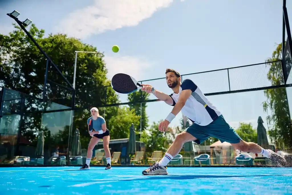 Pádel y Equipación deportiva: La importancia de elegir la indumentaria correcta